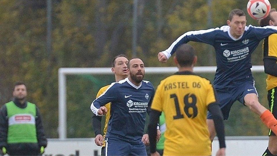 Mit Dynamik in Richtung Gruppenliga: Der FCB /blaue Trikots) will aufsteigen. Archivfoto: Tom Klein