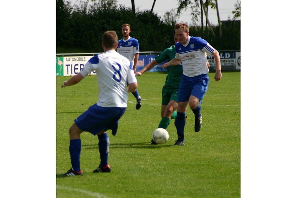 Deutlich setzte sich Langerringen um Toptorjäger Christian Reiß (hier links im Spiel gegen Straßberg) im Derby gegen Hiltenfingen durch. Foto: Manfred Stahl