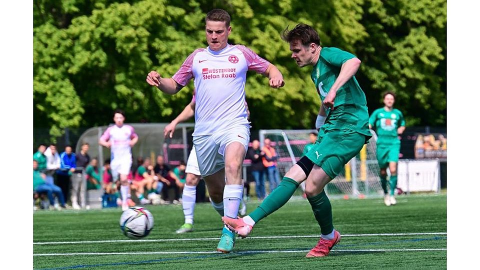 Groß-Geraus Kevin Schuller (rechts) trifft zum 1:0. Gegen SKV Beienheim um Lennart Schwenz (links) sollen noch sieben weitere Treffer für den VfR folgen – insgesamt drei davon macht Schuller.	Foto: Uwe Krämer