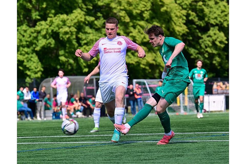 Groß-Geraus Kevin Schuller (rechts) trifft zum 1:0. Gegen SKV Beienheim um Lennart Schwenz (links) sollen noch sieben weitere Treffer für den VfR folgen – insgesamt drei davon macht Schuller.	Foto: Uwe Krämer