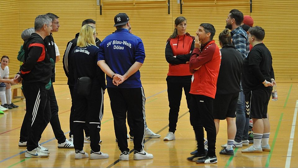 In einer Zusammenkunft der Teamverantwortlichen erfuhr Trainer Sven Bongartz (vorne rechts) von der Disqualifikation des FSV Saxonia Tangermünde.