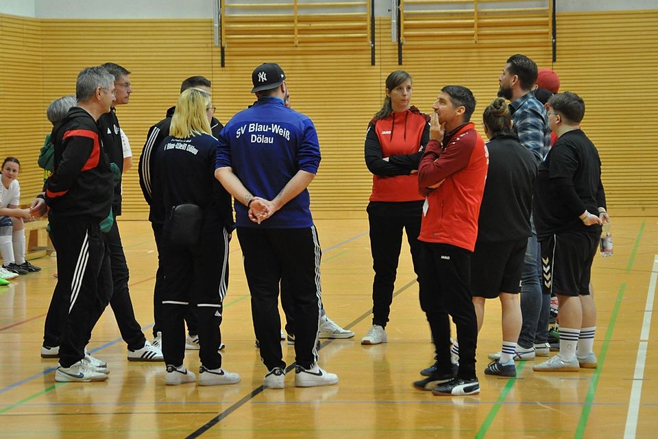 In einer Zusammenkunft der Teamverantwortlichen erfuhr Trainer Sven Bongartz (vorne rechts) von der Disqualifikation des FSV Saxonia Tangermünde.
