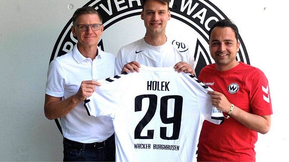 Martin Holek (mi.) freut sich zusammen mit Wacker-Coach Patrick Mölzl (re.) und Teammanager Karl-Heinz Fenk auf die Zusammenarbeit in der kommenden Saison. F.:SV Wacker