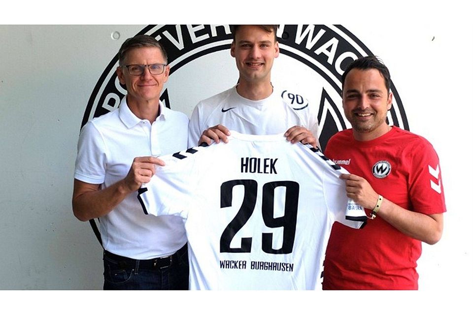 Martin Holek (mi.) freut sich zusammen mit Wacker-Coach Patrick Mölzl (re.) und Teammanager Karl-Heinz Fenk auf die Zusammenarbeit in der kommenden Saison. F.:SV Wacker