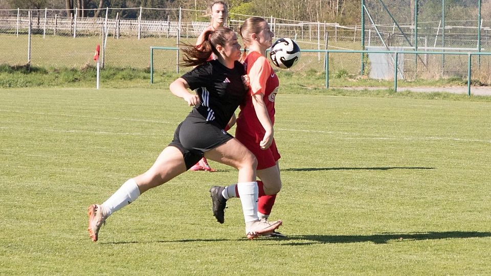 Zweikampfstark präsentierten sich die Otterfingerinnen (rot) im Kellerduell mit dem SV Schechen.