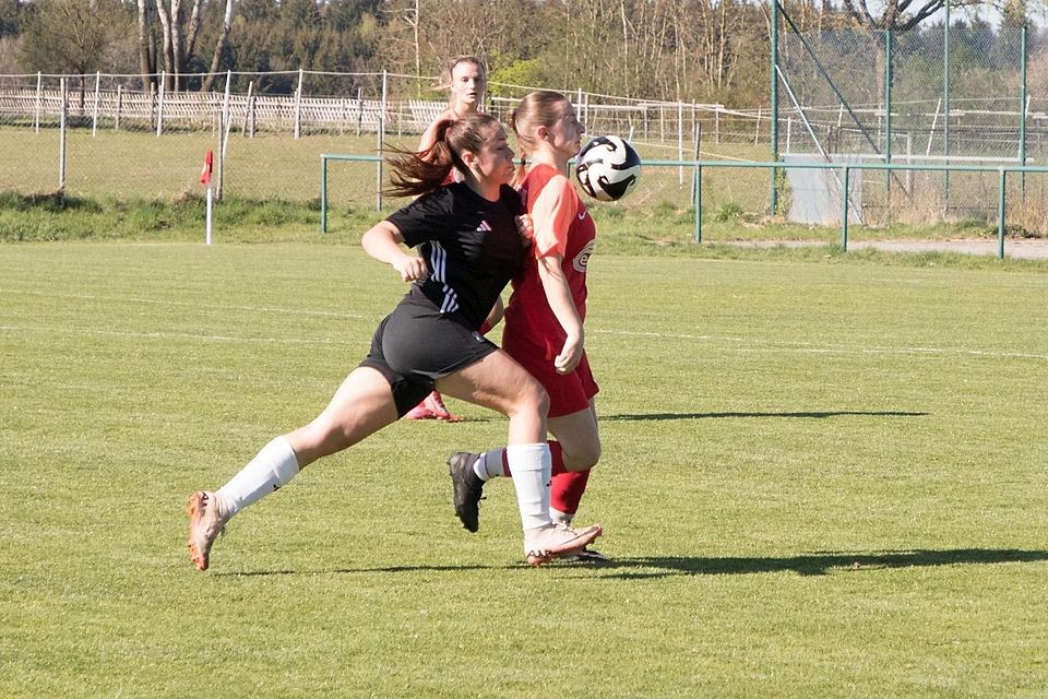 Zweikampfstark präsentierten sich die Otterfingerinnen (rot) im Kellerduell mit dem SV Schechen.