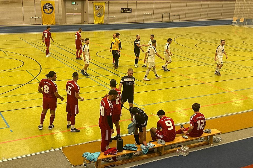 Warmmachen für die Hallenmeisterschaft: Der Kreuznacher Vertreter TuS Winzenheim und die SG Mauchenheim aus dem Kreis Alzey-Worms.