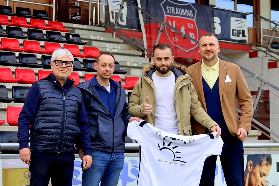 Besmir Arifaj (zweiter von rechts) soll die Offensivabteilung des VfB Straubing beleben 