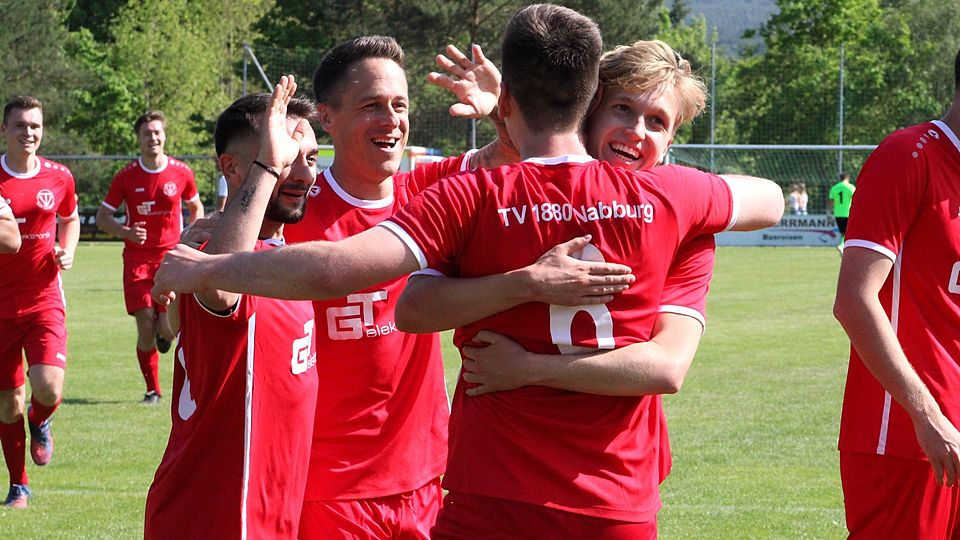 Nabburgs scheidender Spielertrainer Sven Seitz (2.v.l.) könnte sich mit dem Aufstieg vom TV verabschieden. Hierfür fehlt nur noch ein Sieg.