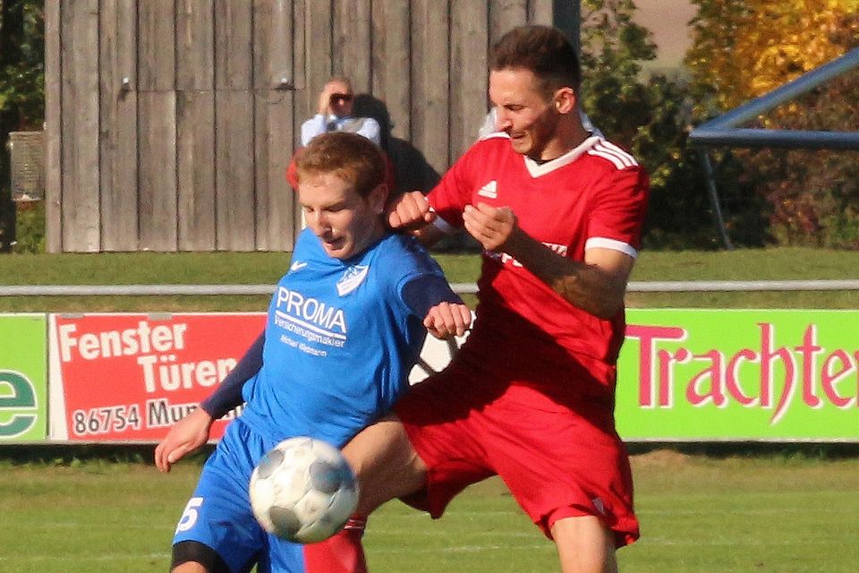 Oettingens Vincent Kaiser (rechts) erzielte im Riesderby den Ausgleich für seinen TSV.