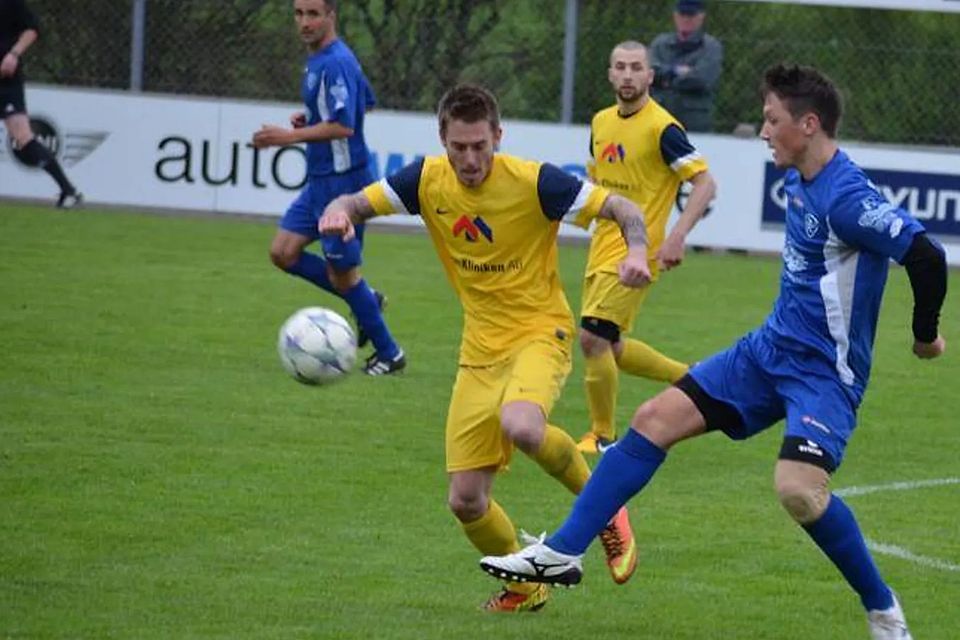 Einstieg ins Trainergeschäft: Tobias Strobl (Bildmitte) in der Saison 2012/13 beim FC Pipinsried.