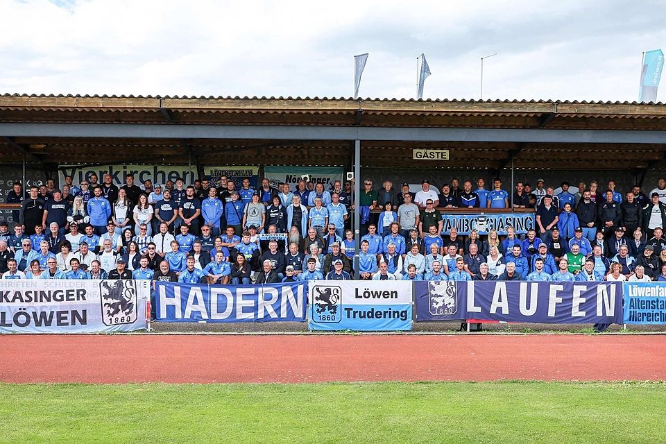 Zahlreiche Löwen-Fans begleiten ihre Mannschaft auf Schritt und Tritt.