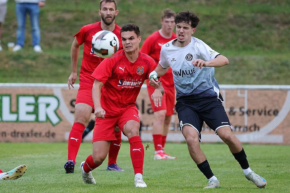 Simon Schreiner (links) und der 1. FC Bad Kötzting wollen in Passau den kleinen Negativtrend stoppen.