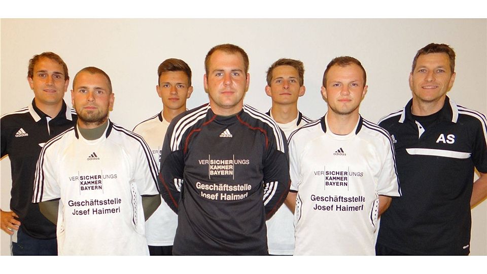Abteilungsleiter Matthias Niebauer (links) begrüßte die Neuzugänge, unter anderem David Schnabel (FSV 1958 Kemtau), Felix Killermann (FC Rötz), Daniel Hofmayer (SV Donaustauf) Foto: gdl