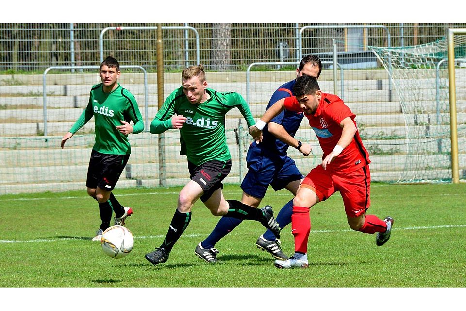 Laufduell: Der Unioner Ingo Wunderlich (am Ball) ist schneller als der Lichtenberger Emre Yildirim (rechts) Foto: Alexander Winkler