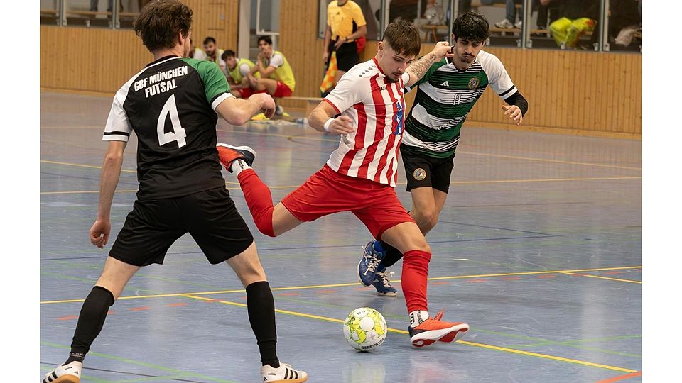 Unstillbarer Torhunger: Leo Gabelunke (Mitte) war beim bislang höchsten Sieg des Zornedinger Futsal-Teams fünf Mal erfolgreich und führt die Torjägerliste mit 15 Toren an.