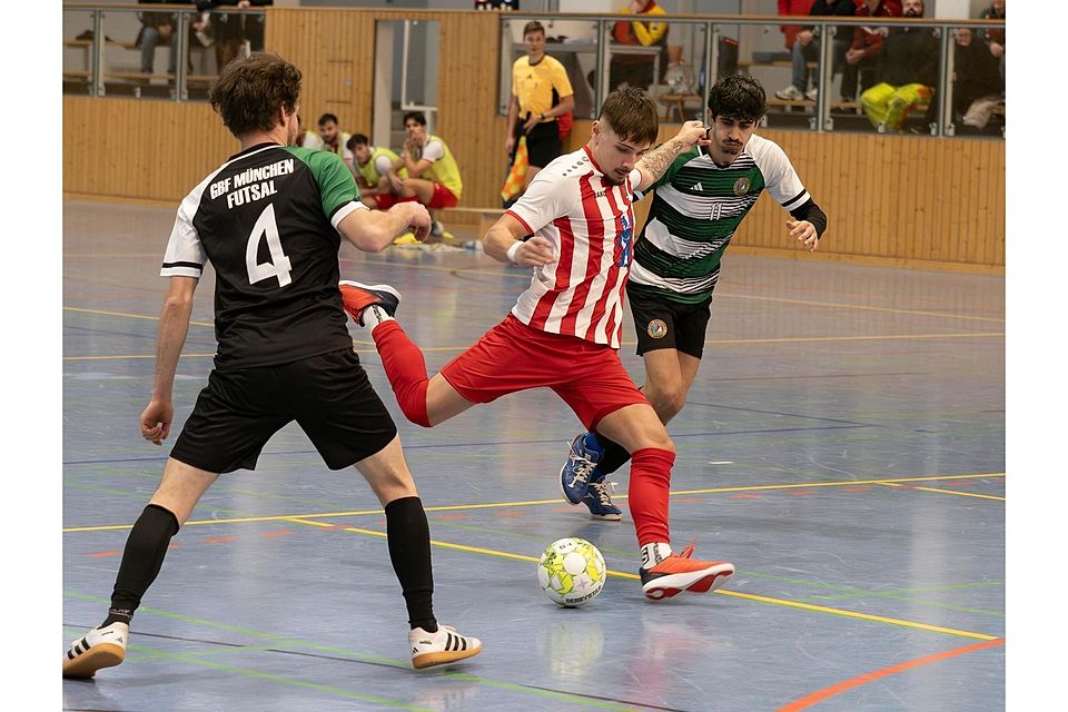 Unstillbarer Torhunger: Leo Gabelunke (Mitte) war beim bislang höchsten Sieg des Zornedinger Futsal-Teams fünf Mal erfolgreich und führt die Torjägerliste mit 15 Toren an.