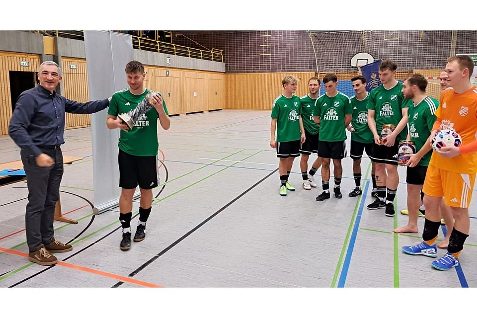 Regens Landrat Dr. Ronny Raith (links) übergibt den Pokal an Lerchenfeldkicker Josef Schmidt.