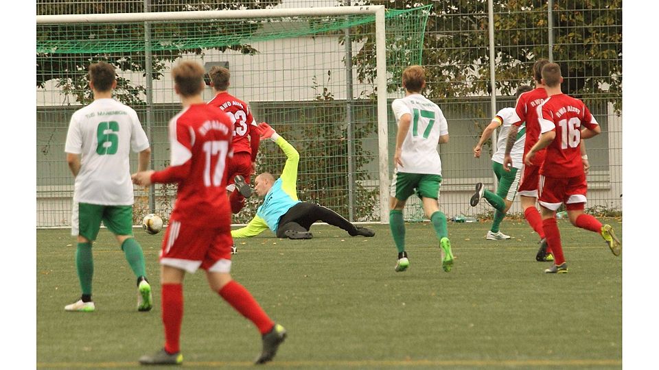 Gegen die Offensive vom BSC Oppau hatte die Defensive von RWO Alzey (rot) oft das Nachsehen. F: Wolff