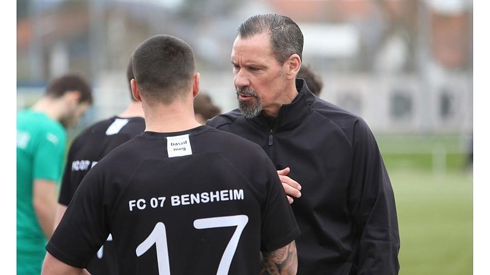Als Psychologe gefragt: Peter Brandenburger, neuer Trainer des FC 07 Bensheim, mit Spieler Florian Budimir.	Foto: Jürgen Pfliegensdörfer