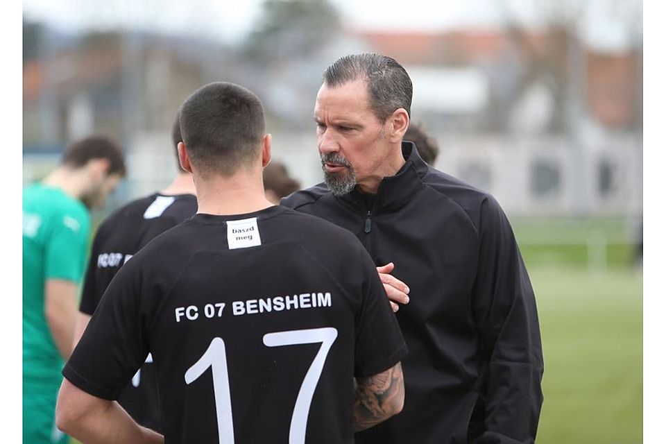 Als Psychologe gefragt: Peter Brandenburger, neuer Trainer des FC 07 Bensheim, mit Spieler Florian Budimir.	Foto: Jürgen Pfliegensdörfer