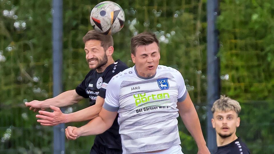 Augen zu: Kopfballduell zwischen Breinigs Manfred Hannappel (l.) und David Godlevski vom SC Erkelenz.