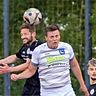 Augen zu: Kopfballduell zwischen Breinigs Manfred Hannappel (l.) und David Godlevski vom SC Erkelenz.