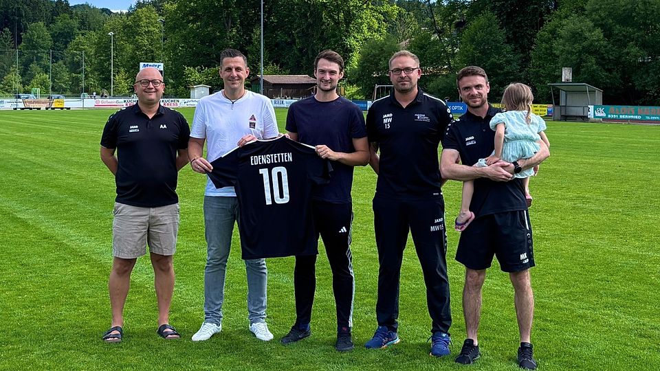 Die Verantwortlichen der SG Edenstetten, Michael Knapp (von rechts), Marco Weinzierl und Andreas Artmeier (links), mit dem neuen Trainerduo Martin Kress und Robert Peter.