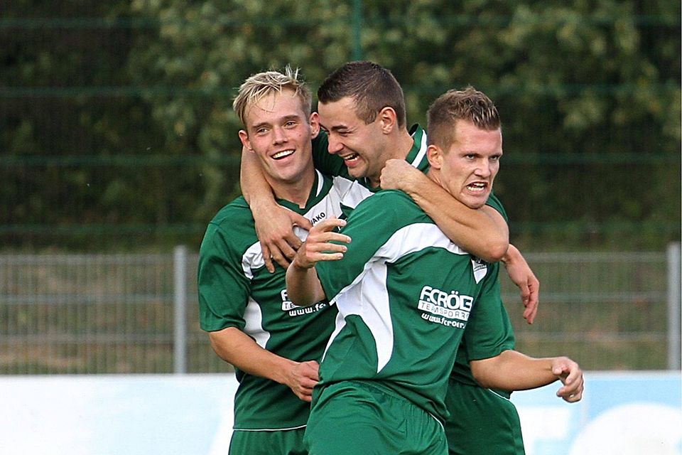 Fünf Mal konnten die Spieler des SV Braunsbedra jubeln, hier wird Marco Preuß (rechts) beherzt gefeiert. Foto: Rinke