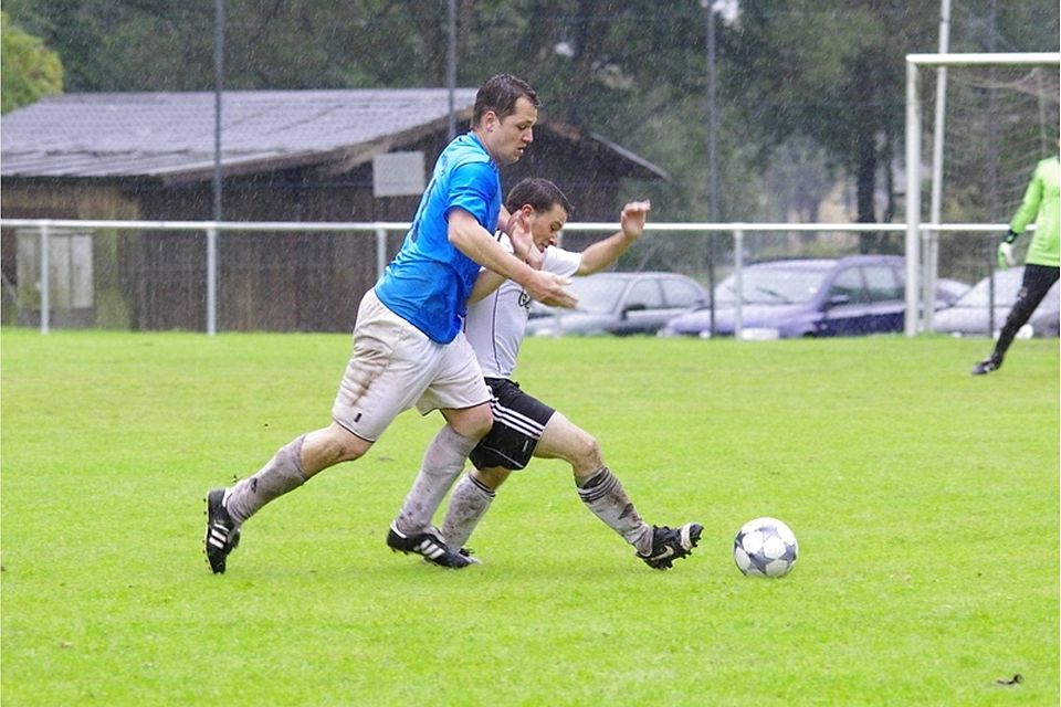 Wörth, hier Florian Schmid (türkis), konnte sich gegen Martin Wenninger und den SV Sarching nur selten gefährlich in Szene setzen. Sarching siegte mit 2:0. Foto: Schmautz