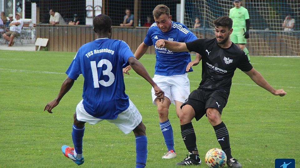 Kreisligaabsteiger DJK Ensdorf (in Schwarz) prallt im Topduell gegen die Germania aus Amberg auf einen Mitstreiter um die ganz vorderen Plätze zum Saisonende.