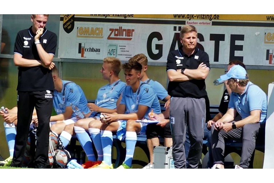 TSV 1860 München II-Trainer Wolfgang Schellenberg (2. v. r.) wird gegen den FC Sonthofen wieder ohne Hilfe aus der ersten Mannschaft auskommen müssen. Foto: Fleischmann
