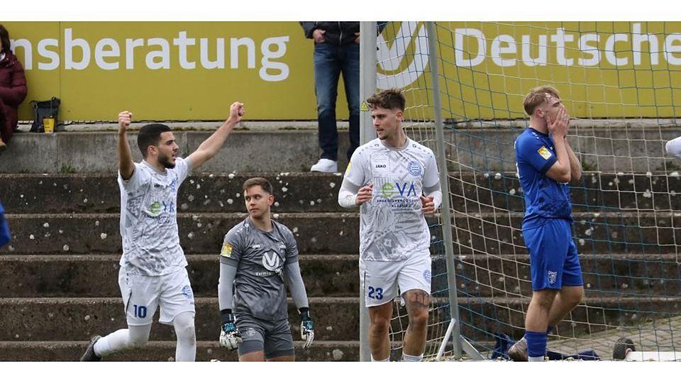 Das 0:3: Lorenz Purbs (2.v.l.), Torhüter des VfB Marburg, ist geschlagen, und auch sein Mitspieler Jan Wontka (r.) ist frustriert. Die Alzenauer Younes Djebbari (l.) und Luca Garic dürfen hingegen jubeln. © Jens Schmidt