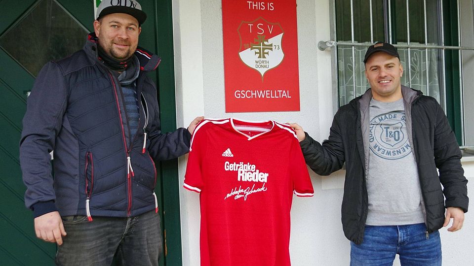 Abteilungsleiter Matthias Groß mit Neuzugang Ismail „Isi“ Morina, der bisher Erfahrungen bis hoch in die Dritte Liga gesammelt hat.