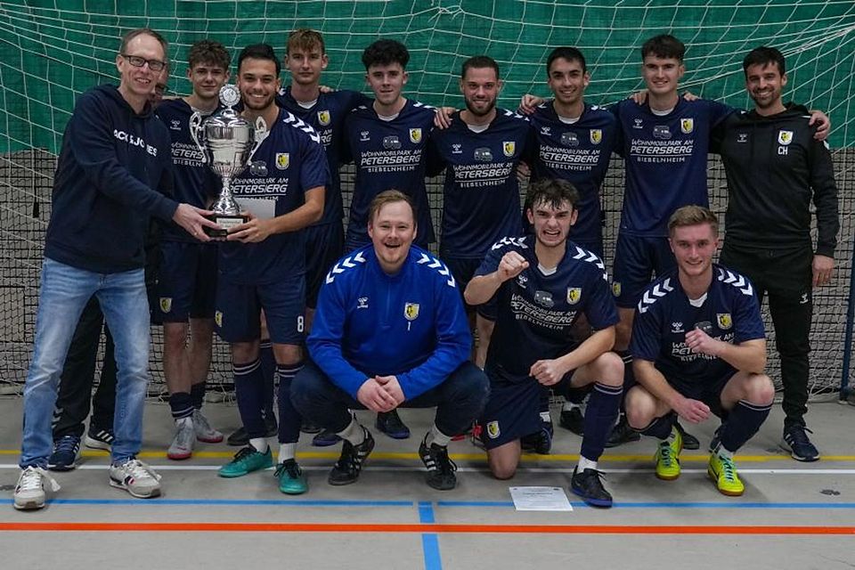 Titelverteidiger beim Schiedsrichter-Turnier ist der TSV Gau-Odernheim. Mit im Bild Michael Speier, der den Pokal übergibt.	Foto: Boris Korpak / pakalski-press