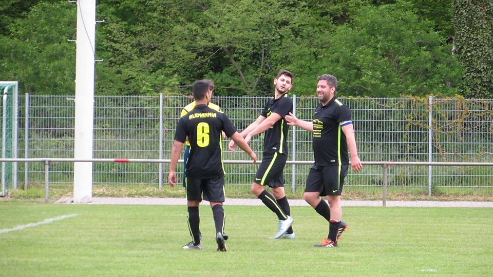 Endlich wieder gut gelaunt: Das Sturmduo Dzomba-Campinar (in der Mitte und rechts im Bild) trifft wieder und beschert Königstädten drei wertvolle Punkte im Abstiegskampf. Foto: Presta