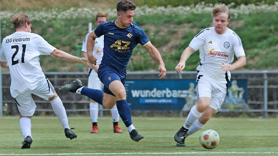 Jason Wins (links, VfL Michelstadt) steuerte einen Treffer beim 6:2 gegen Vielbrunn bei.	Foto: Herbert Krämer