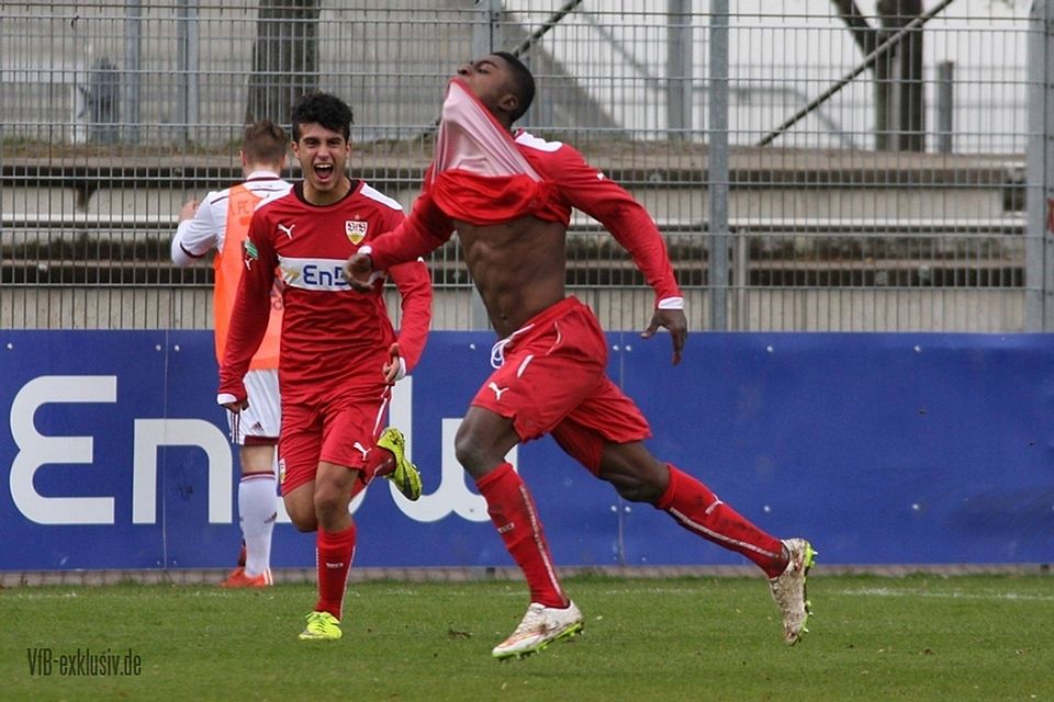 Energieleistung von Dylan Esmel - sein Tor brachte den B-Junioren des VfB Stuttgart den zehnten Sieg in Folge ein. Foto: Lommel
