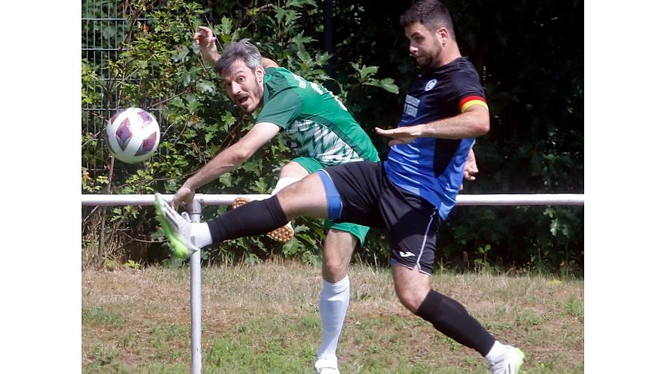 Goalgetter Marinos Velitsianos (links, hier gegen Fabian Jacob von Concordia Gernsheim) ist einer der Neuzugänge bei Hellas Rüsselsheim, wohin er von Absteiger Eintracht Rüsselsheim wechselte.	Foto: André Dziemballa