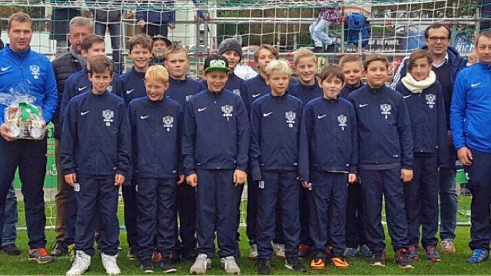 Die D-Junioren der JFG Amberg-Sulzbach West 08 steigen als Meister in die Kreisliga auf und wurden in der Halbzeitpause des Bayernliga-Derbys zwischen der DJK Ammerthal und der SpVgg SV Weiden geehrt.  Foto: asl