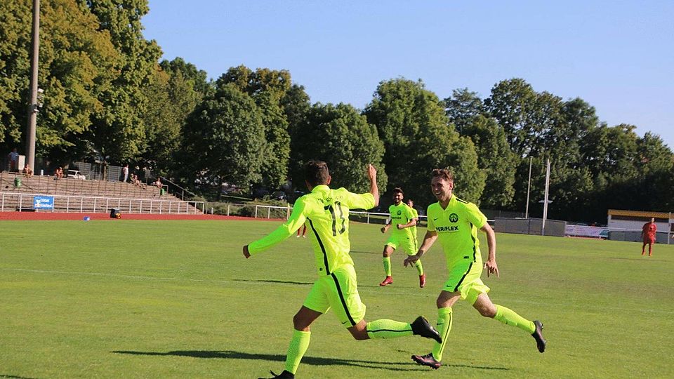 Kai Rümmele (links) bejubelt mit Tim Meßner das 1:0 für den TSV Crailsheim. Sein erstes Tor nach dreieinhalb Jahren. Foto: Joachim Mayershofer