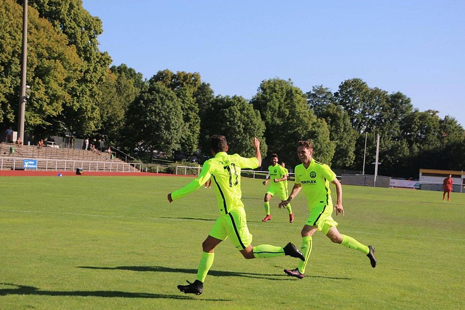 Kai Rümmele (links) bejubelt mit Tim Meßner das 1:0 für den TSV Crailsheim. Sein erstes Tor nach dreieinhalb Jahren. Foto: Joachim Mayershofer