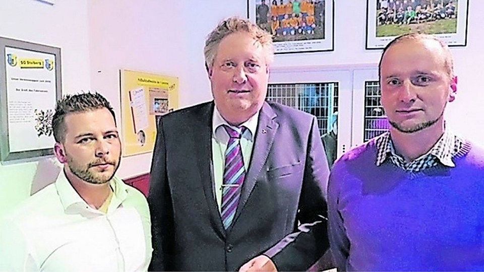 Vorsitzender Axel Wirtz (Mitte) gratuliert Daniel Lowis (links) und Roland Wirth (rechts). F: Horbach