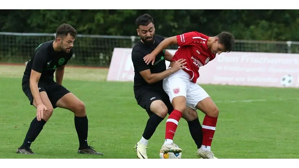 Die Begegnungen zwischen Dreihausen (rechts Gian Luca Jansen) und Gladenbach (im Clinch: Okan Demir) waren in den letzten Jahren stets ein hartes Ringen. Am Freitag begegnet man sich auf dem Dreihäuser Platz "Rote Erde". © Jens Schmidt