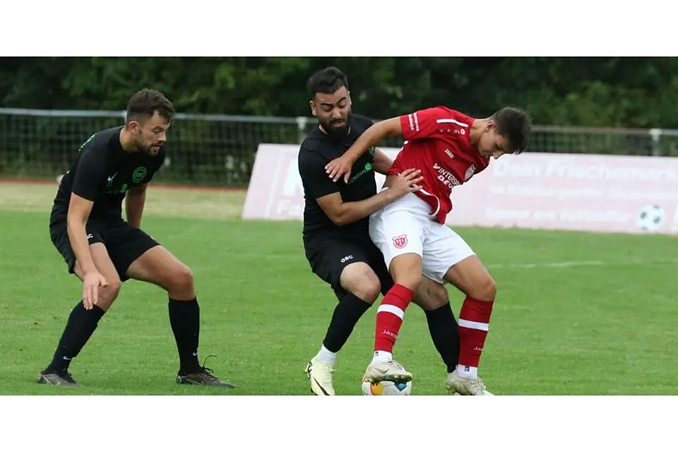 Die Begegnungen zwischen Dreihausen (rechts Gian Luca Jansen) und Gladenbach (im Clinch: Okan Demir) waren in den letzten Jahren stets ein hartes Ringen. Am Freitag begegnet man sich auf dem Dreihäuser Platz "Rote Erde". © Jens Schmidt