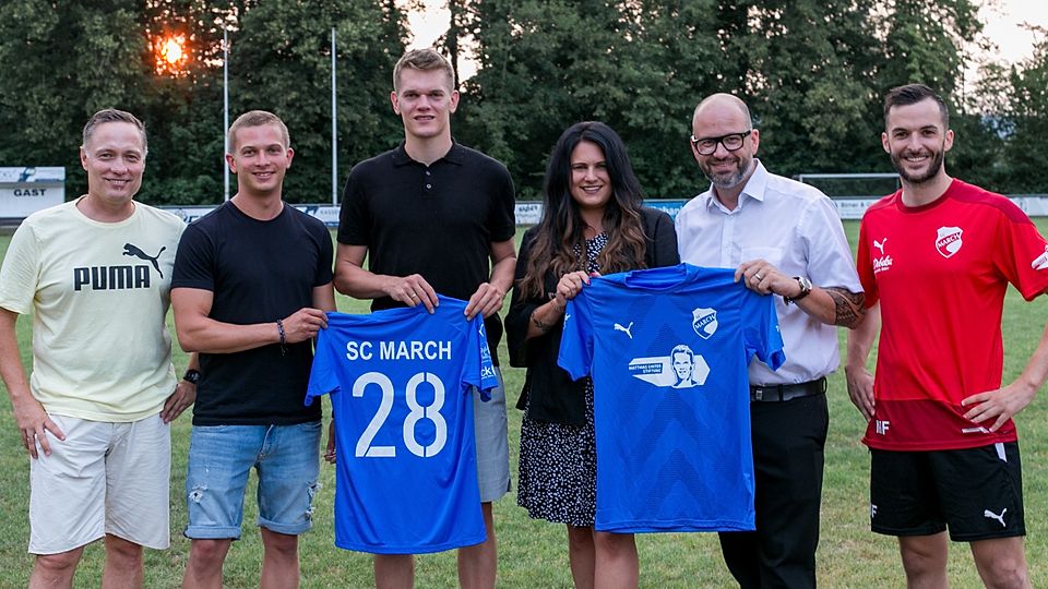 Sie präsentieren das neue Trikot des SC March, von links nach rechts: Jochen Flamm, Felix Brombach, Matthias Ginter, Sandra  Beck, Daniel Beck, Marc Friedrich.   