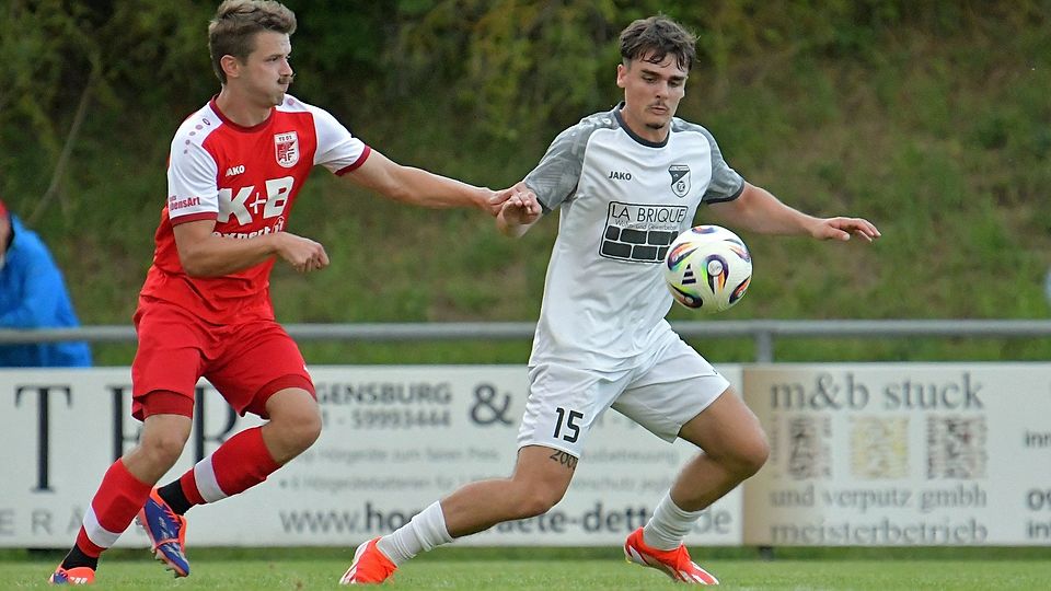 Raphael Lang (rechts) und der FC Tegernheim setzten sich zu Hause gegen Roding durch.