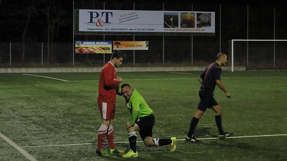 Lange roch es nach Pokalsensation, doch in den letzten zehn Spielminuten ging die Alemannia (in Grün) gegen Rot-Weiß deutlich in die Knie. Foto: Presta