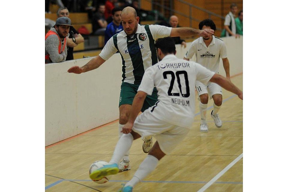 Grimmelfingen (links Christian Bohnacker) gewann nach Neunmeterschießen im Finale gegen Türkspor Neu-Ulm (r. Muhammed Sarol) den UI-Cup.