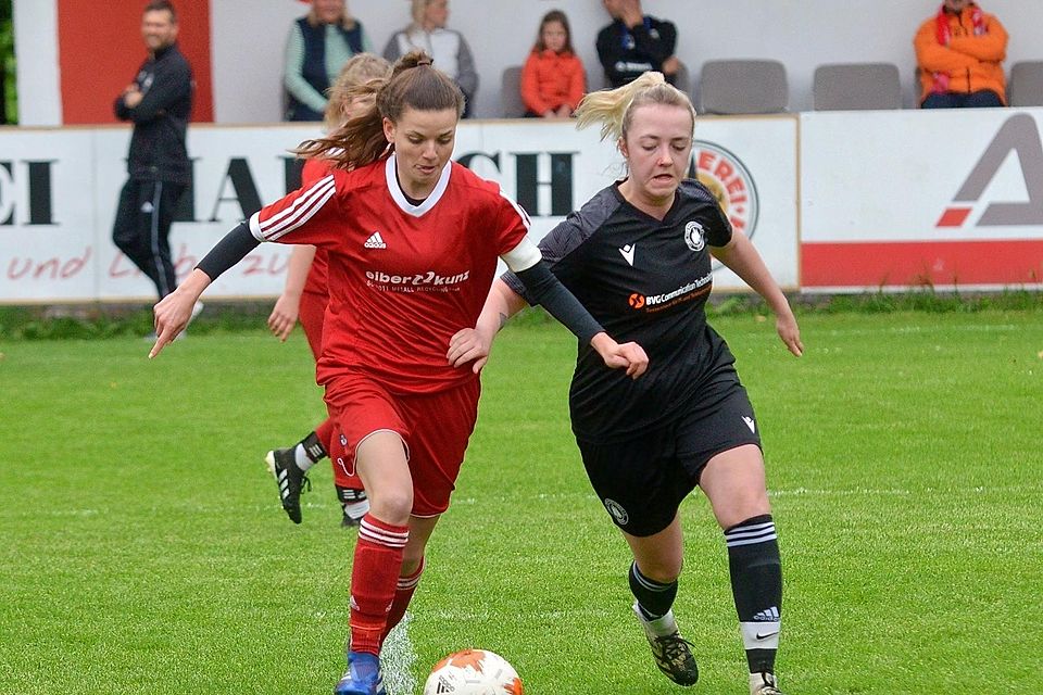 Eine Spielführerin, die voran geht: Johanna Draude (in Rot) traf zwei Mal per Elfmeter gegen Neuried.